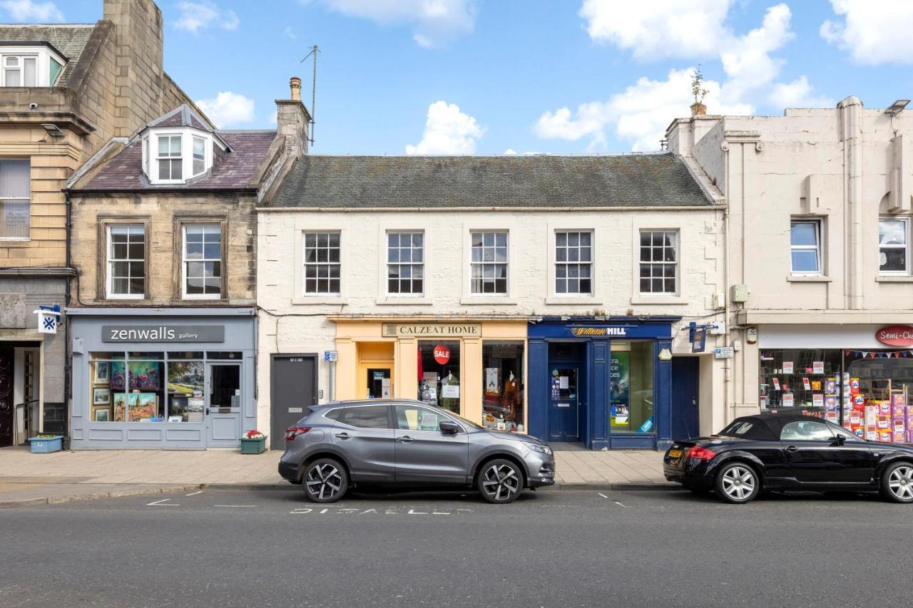 2 Bedroom Apartment On Peebles High Street Exterior photo