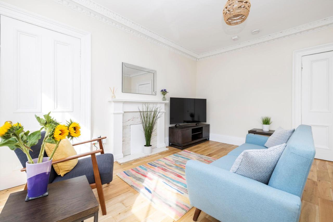 2 Bedroom Apartment On Peebles High Street Exterior photo