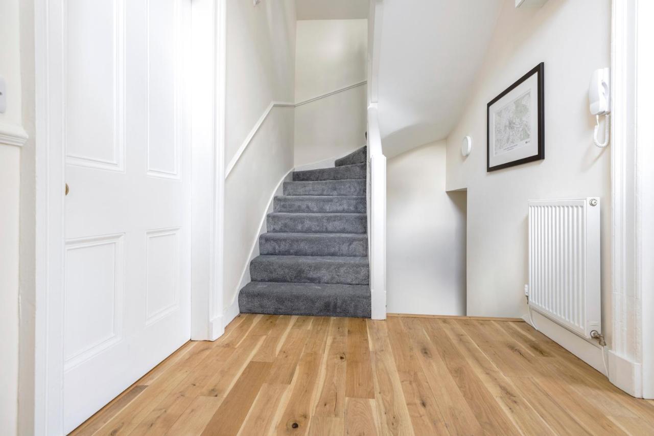 2 Bedroom Apartment On Peebles High Street Exterior photo