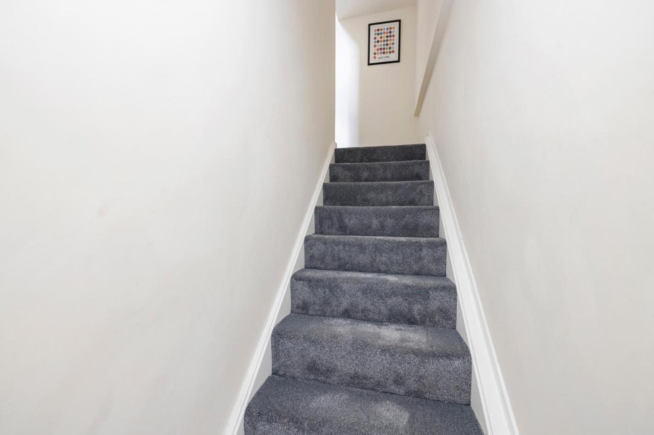 2 Bedroom Apartment On Peebles High Street Exterior photo