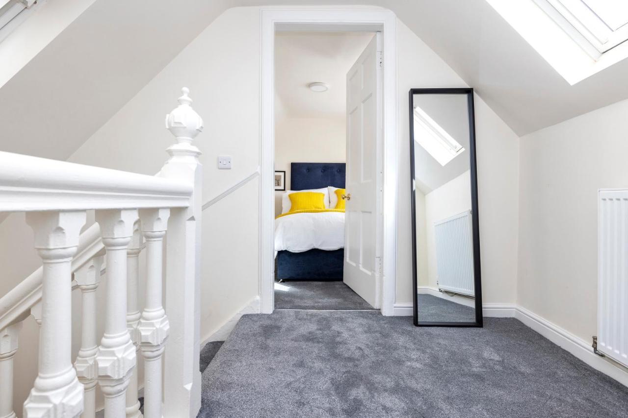 2 Bedroom Apartment On Peebles High Street Exterior photo